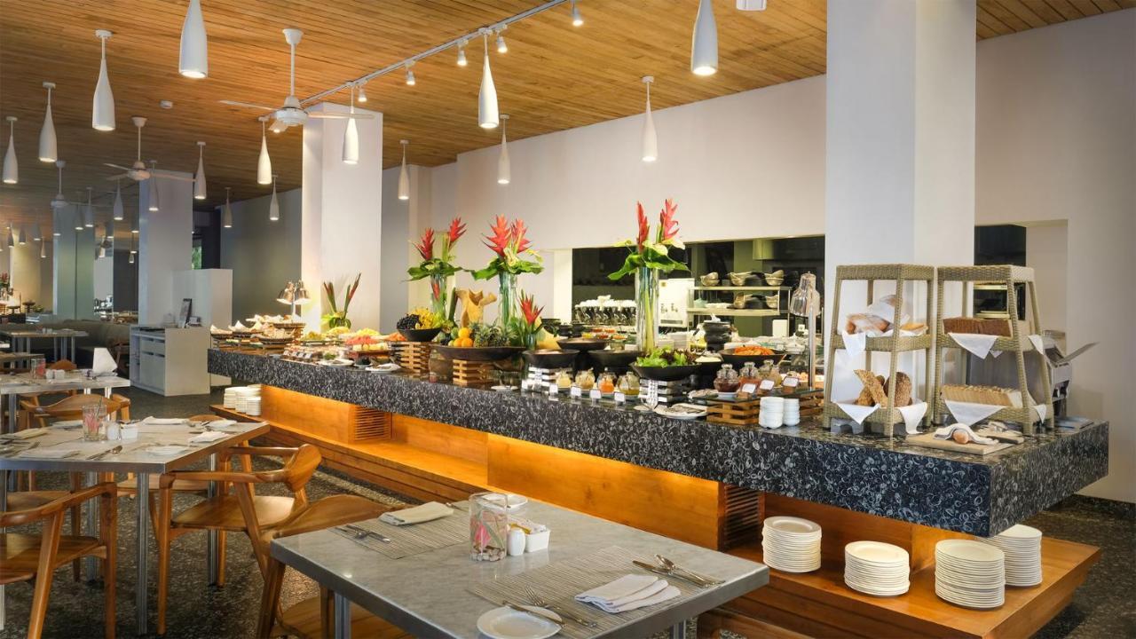 Maya Sanur Resort & Spa Exterior foto The buffet at the restaurant