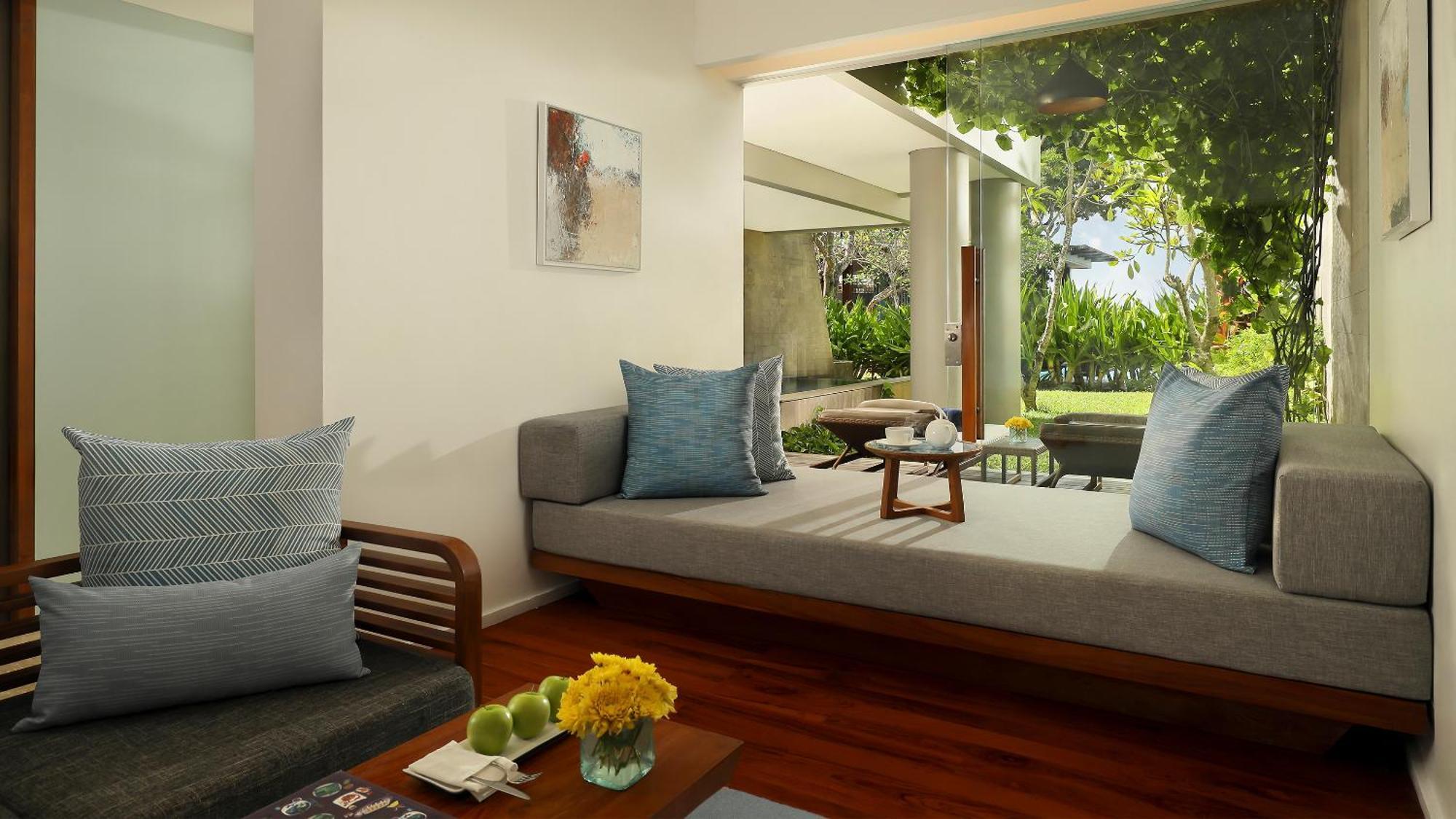 Maya Sanur Resort & Spa Exterior foto A living room at the hotel